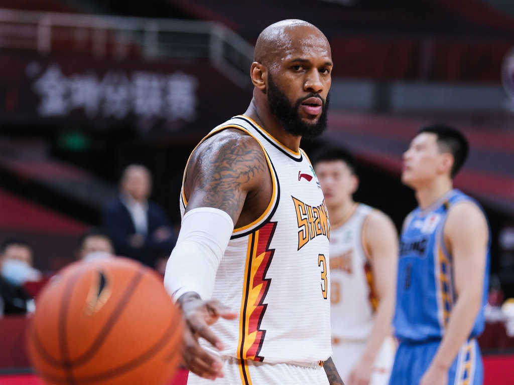 超级外援遭质疑！季后赛表现懈怠，下赛季CBA之路成谜？